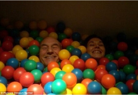 Patrick Stewart, starul serialului "Star Trek", s-a căsătorit. Poza amuzantă postată pe Twitter de actor după nuntă