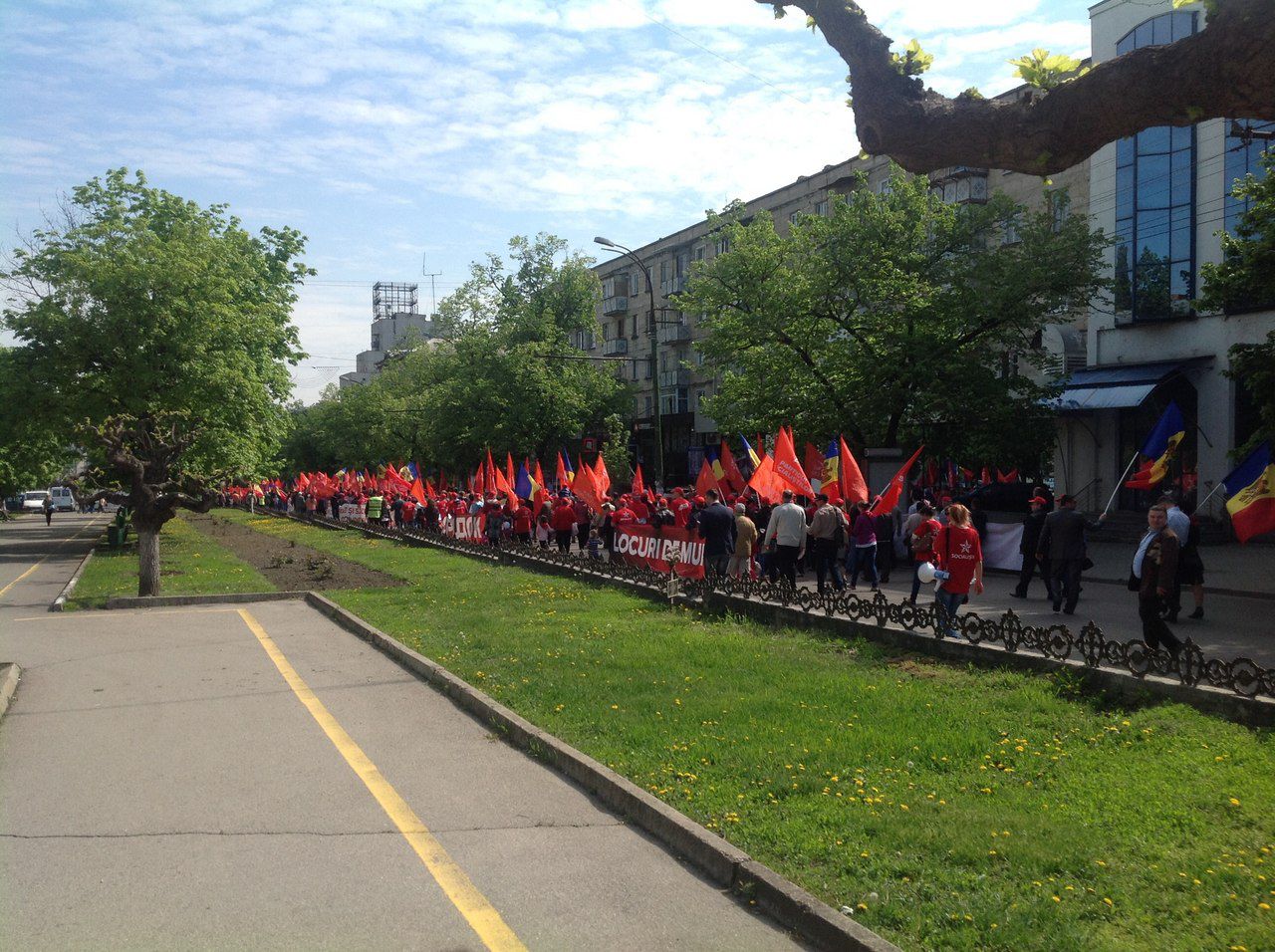 Жители Молдовы отметили Первомай маршем по Кишиневу