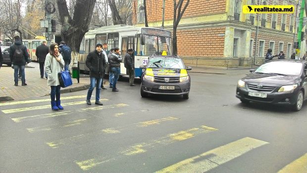 Accident în centrul capitalei: Un troleibuz s-a tamponat cu o maşină de taxi
