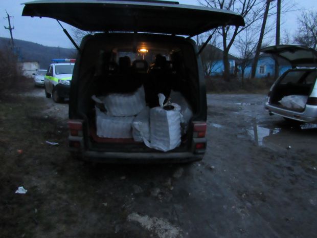 500 de sticle de tărie, confiscate de poliție. Băutura a fost adusă cu trenul