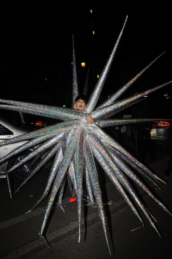 Lady Gaga socheaza din nou prin vestimentatie!