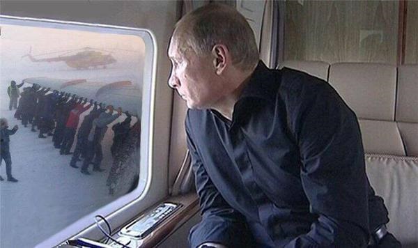 Сеть взорвали фотожабы на россиян, толкающих самолет в Игарке