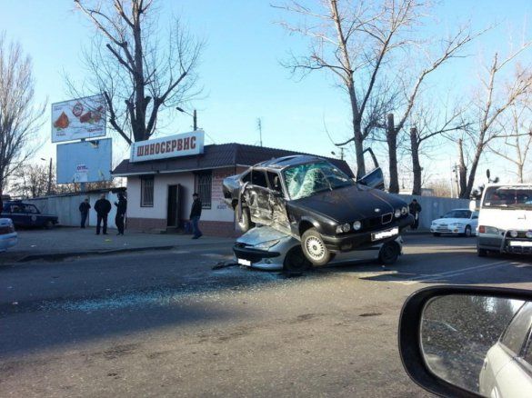В Одессе BMW "заехал" на крышу Peugeot