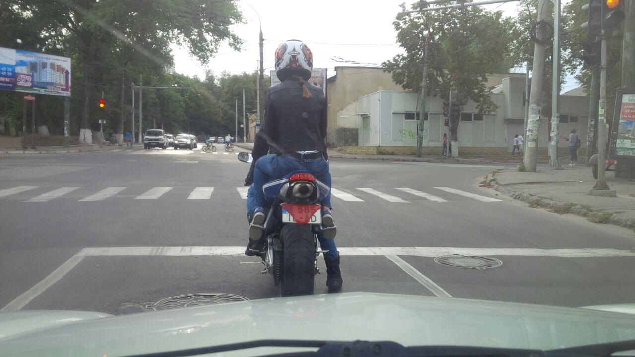 Ce poate face un motociclist cu o pereche de chiloţi