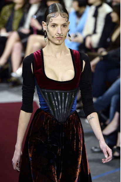 Украшения, броши и усы на лицо: странный показ коллекции от Givenchy