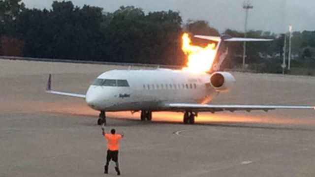 Самолет загорелся на взлетной полосе в США