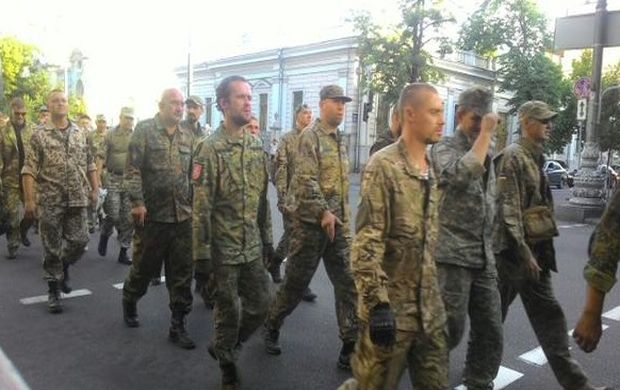 В Киеве люди в камуфляже требуют от властей официально признать факт войны