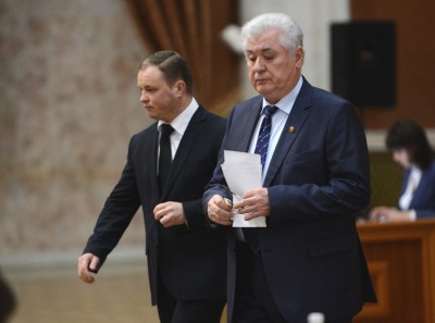 Фотография дня: Депутат, который все время идет по пятам Владимира Воронина