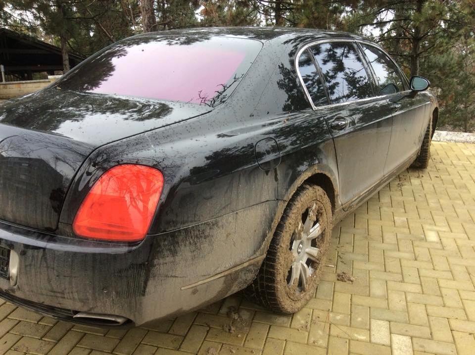 Limuzină de lux distrusa într-o pădure din Chişinău