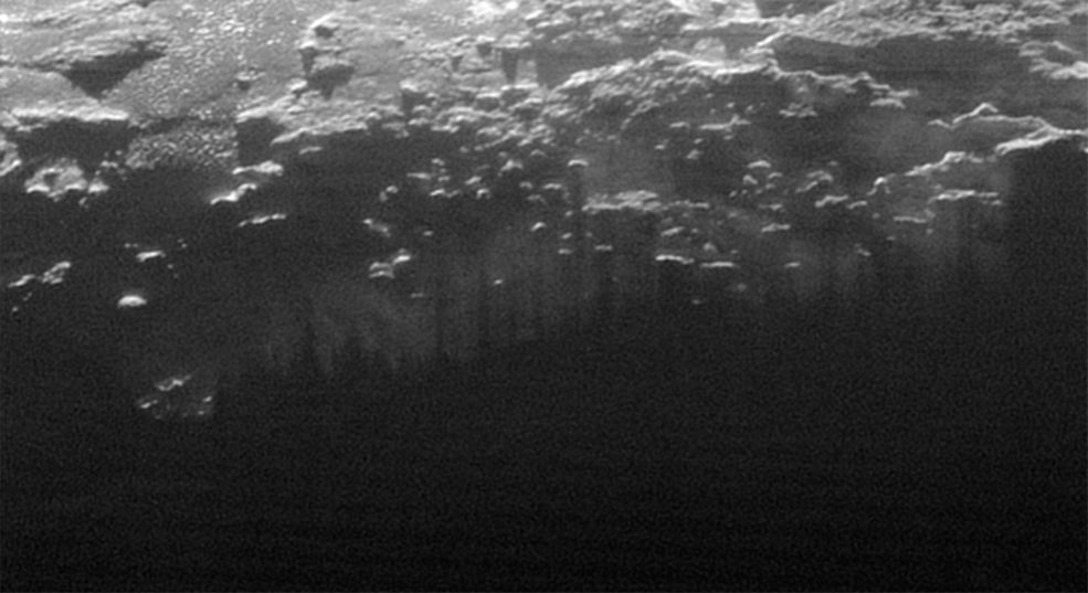 New Horizons передал на Землю фотографии заката на Плутоне