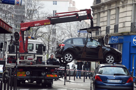 De ce cred francezii că atentatele de la Paris au fost regizate