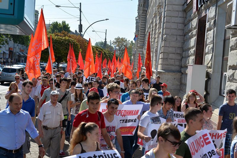Протестующие против роста тарифов социалисты взяли в кольцо здание Правительства РМ