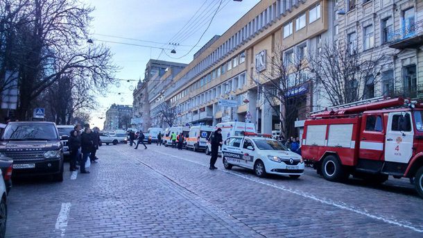 В Киеве рухнуло здание, под завалами до 40 человек