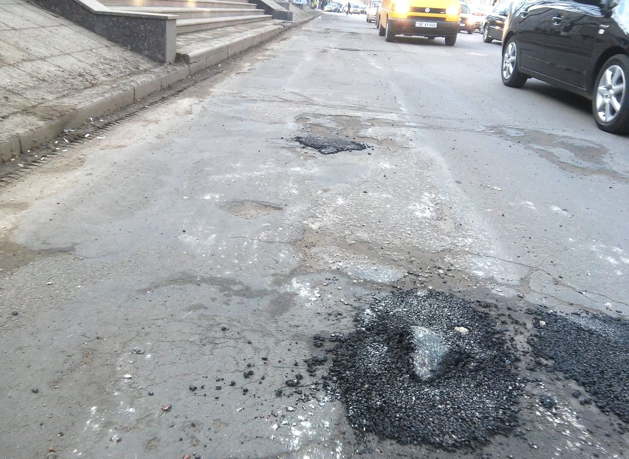 În stil moldovenesc. Cum este reparat bulevardul Ștefan cel Mare