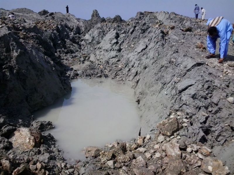 Primele imagini cu insula apărută în Marea Arabiei, după cutremurul din Pakistan