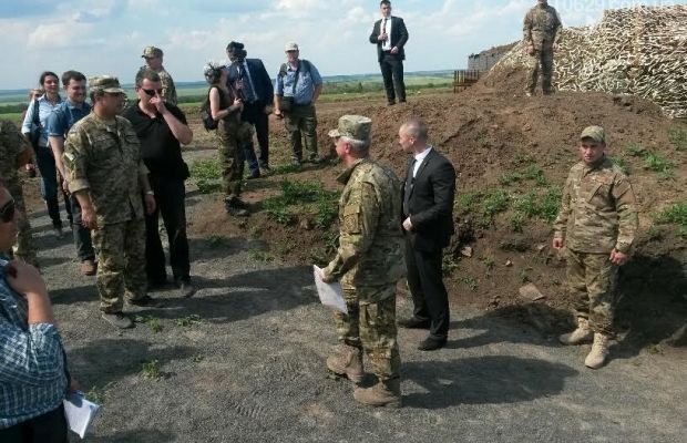 Порошенко  инспектирует оборонительные сооружения под Мариуполем