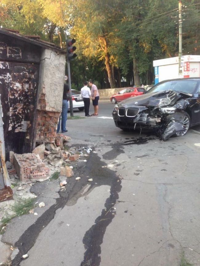 Авария в Кишиневе: BMW въехал в здание