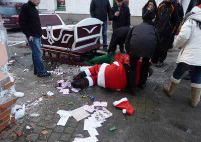 Санта Клаус на санях врезался в стену дома