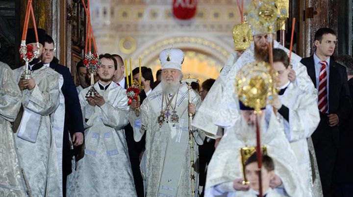 Lumânările patriarhului rus s-au stins în timpul Slujbei de Paşte