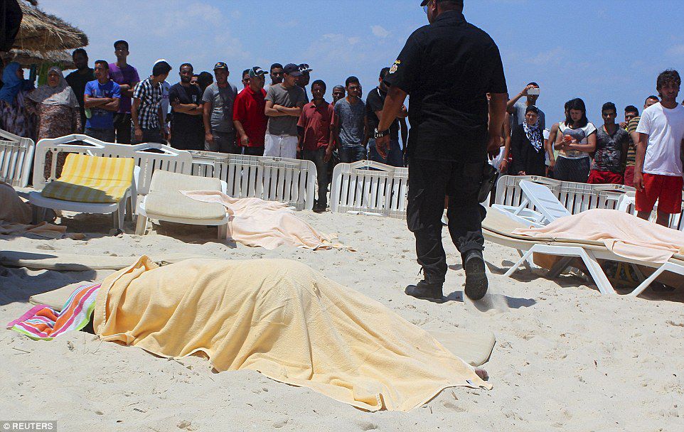 Tragedia din Tunisia în imagini. Atacatorul a ucis 38 de oameni cu zâmbetul pe buze