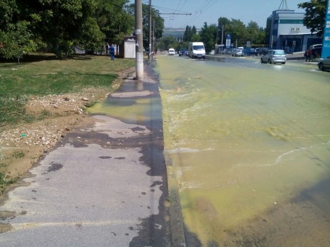 На столичной улице прорвало трубу