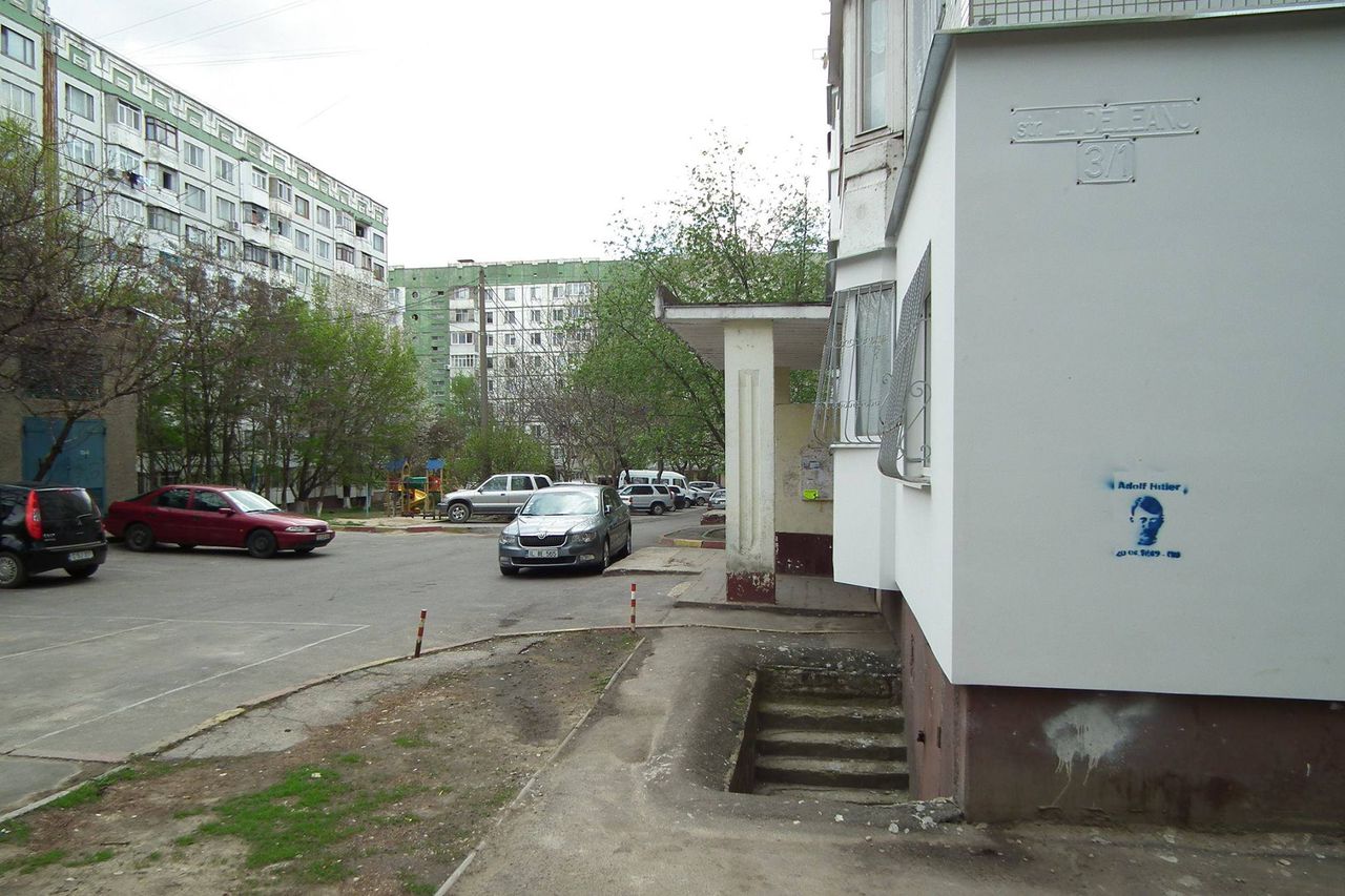 На домах Кишинёва появились изображения Гитлера