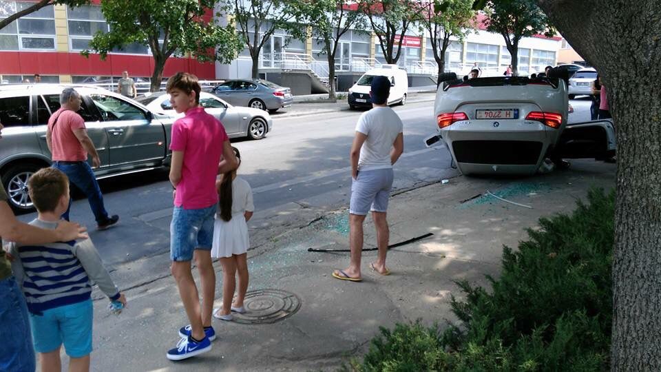 В Кишиневе в результате аварии перевернулся BMW