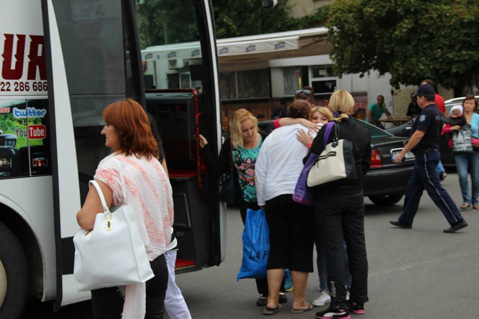 Со слезами на глазах родственники встречали жертв ДТП в Румынии