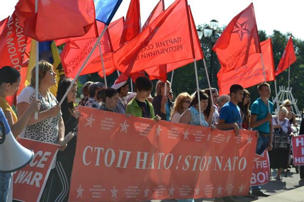 Социалисты провели акцию протеста "Стоп НАТО" в Бельцах и Комрате