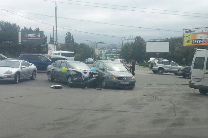 В Кишиневе машина свадебного кортежа попала в аварию