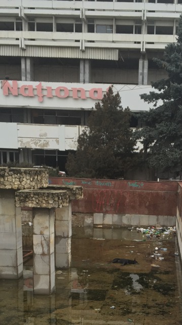 В центре Кишинева из заброшенного фонтана неделями не убирают мусор