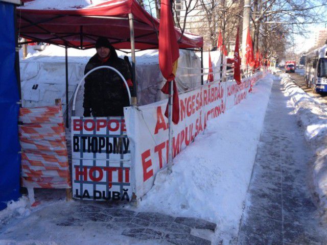 Палаточные городки в центре Кишинева живут в зимнем режиме
