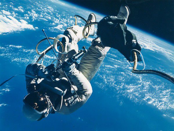 Луна в иллюминаторе и космическое селфи: 10 редких фотографий