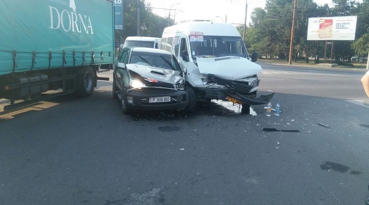 Un microbuz de pe linia nr. 184, implicat într-un accident; Mai mulţi pasageri au ajuns la spital