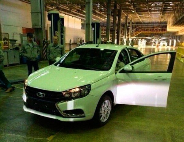 Появились первые фото "лучшего российского авто"
