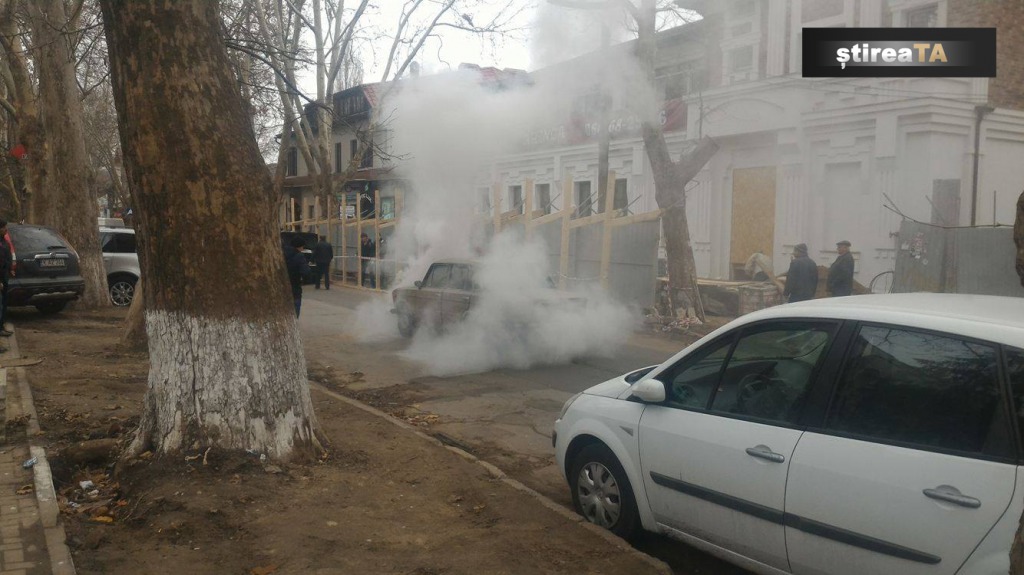 На одной из столичных улиц загорелся автомобиль