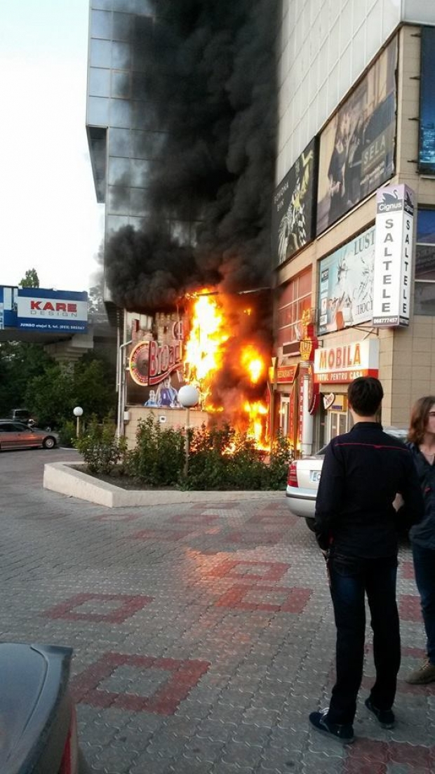 Centrul comercial Jumbo, cuprins de flăcări