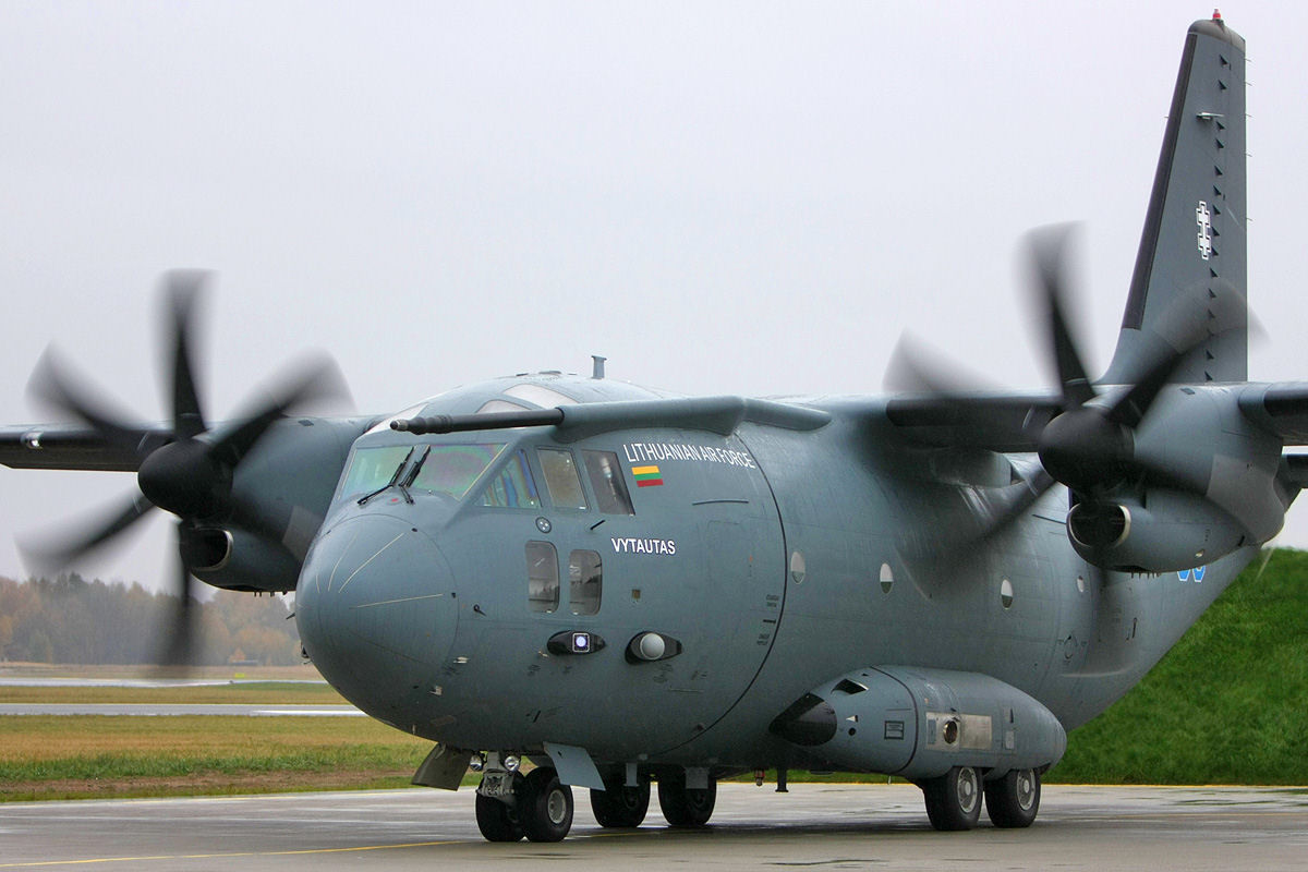 Un avion militar a aterizat la Chișinău