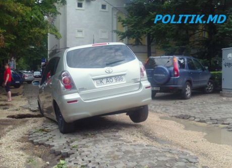Автомобиль застрял в яме вблизи здания парламента Молдовы