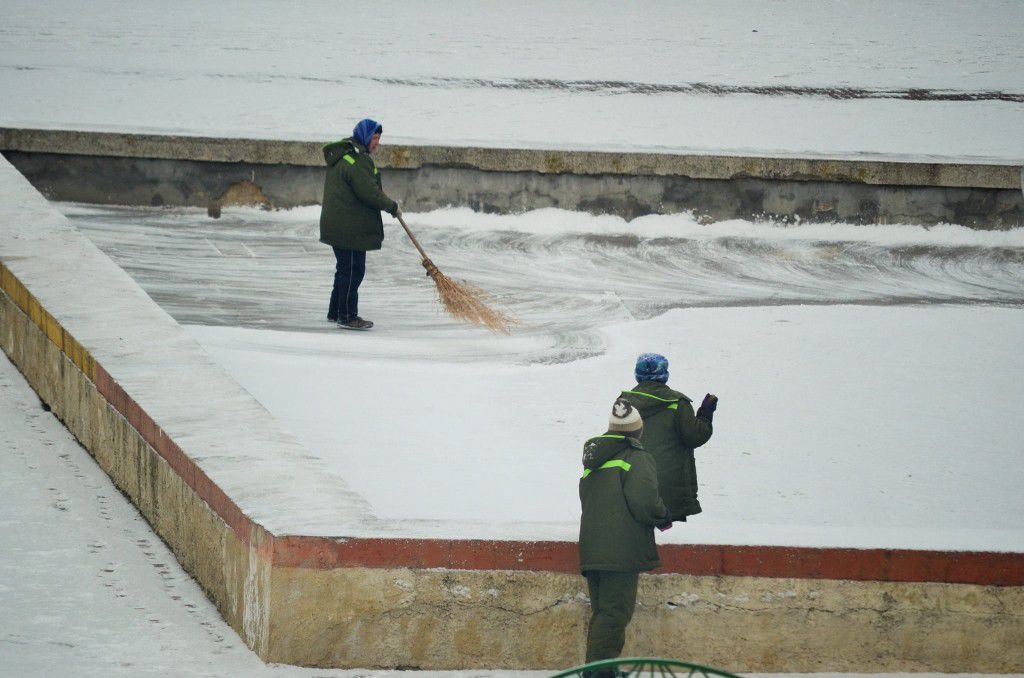 В Бельцах во время снегопада подметают фонтан