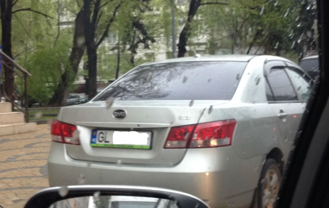 Ce si-a lipit un moldovean pe masina