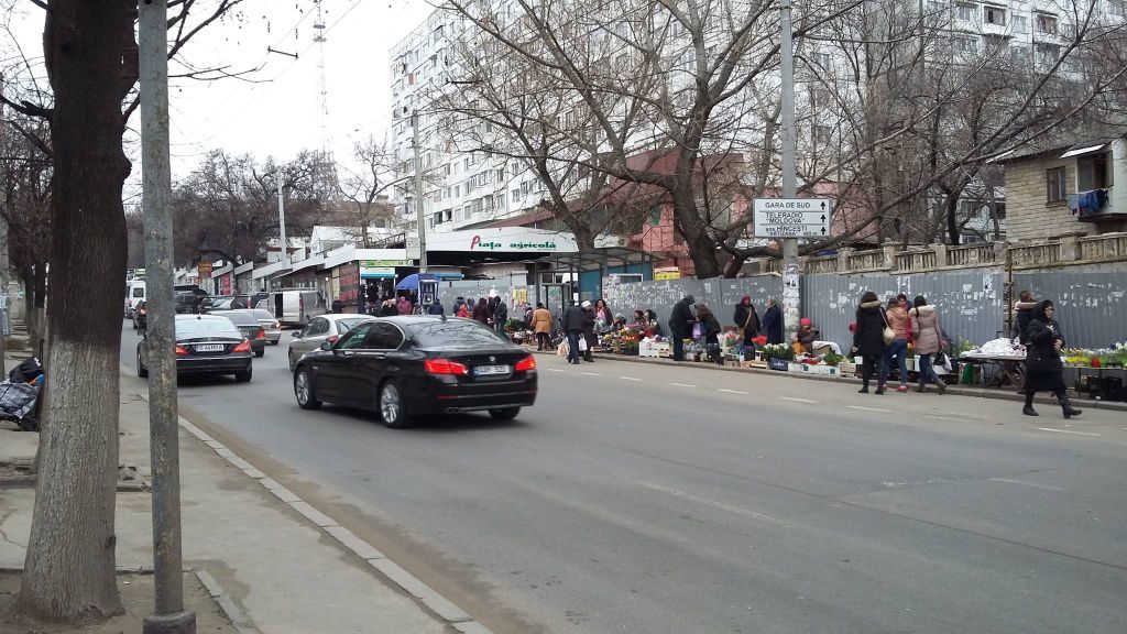 На Телецентре уличные торговцы оккупировали тротуары