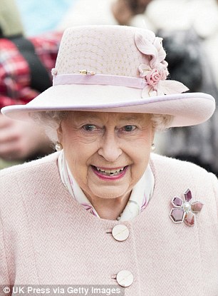 Елизавета II замерзла при посещении церковной службы в Норфолке