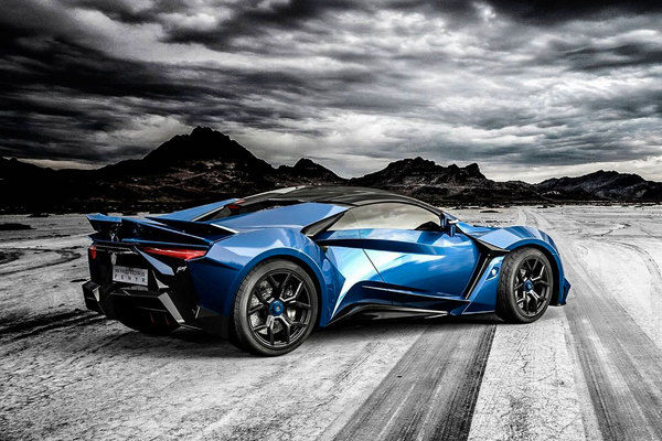 Арабская компания W Motors представила 900-сильный суперкар