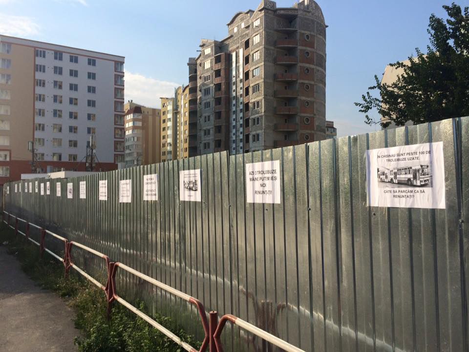 Cum își arată nemulțumirea locatarii de pe strada Alba Iulia