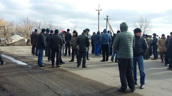 На Николаевщине трассу перекрыли бетонными блоками