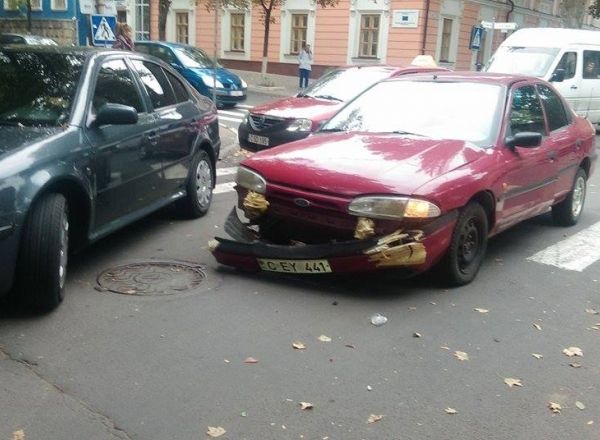 В центре столицы микроавтобус №103 столкнулся с автомобилем