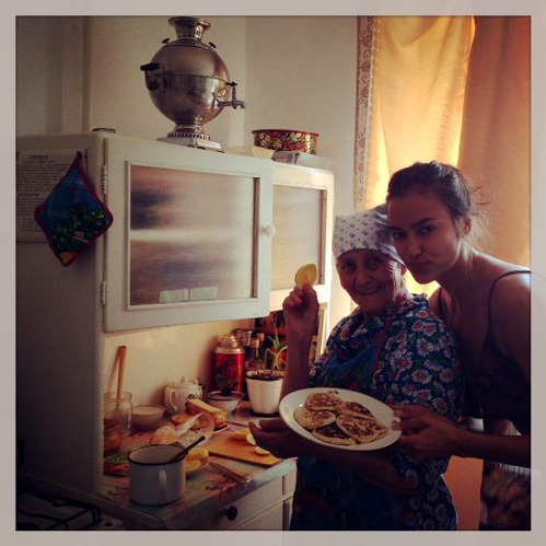 Ирина Шейк печёт оладушки и собирает в огороде помидоры