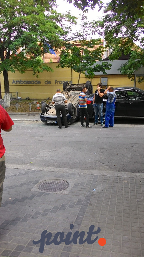 Accident grav în Capitală. O mașină, răsturnată
