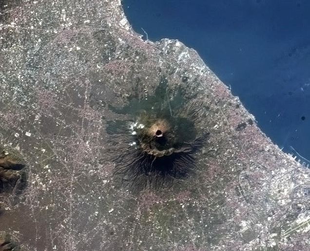 Бомба замедленного действия Европы, сфотографированная из космоса